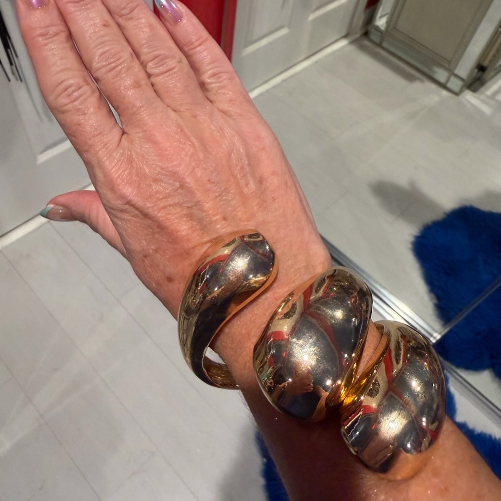 Elegant Gold Tone Women's Bracelet